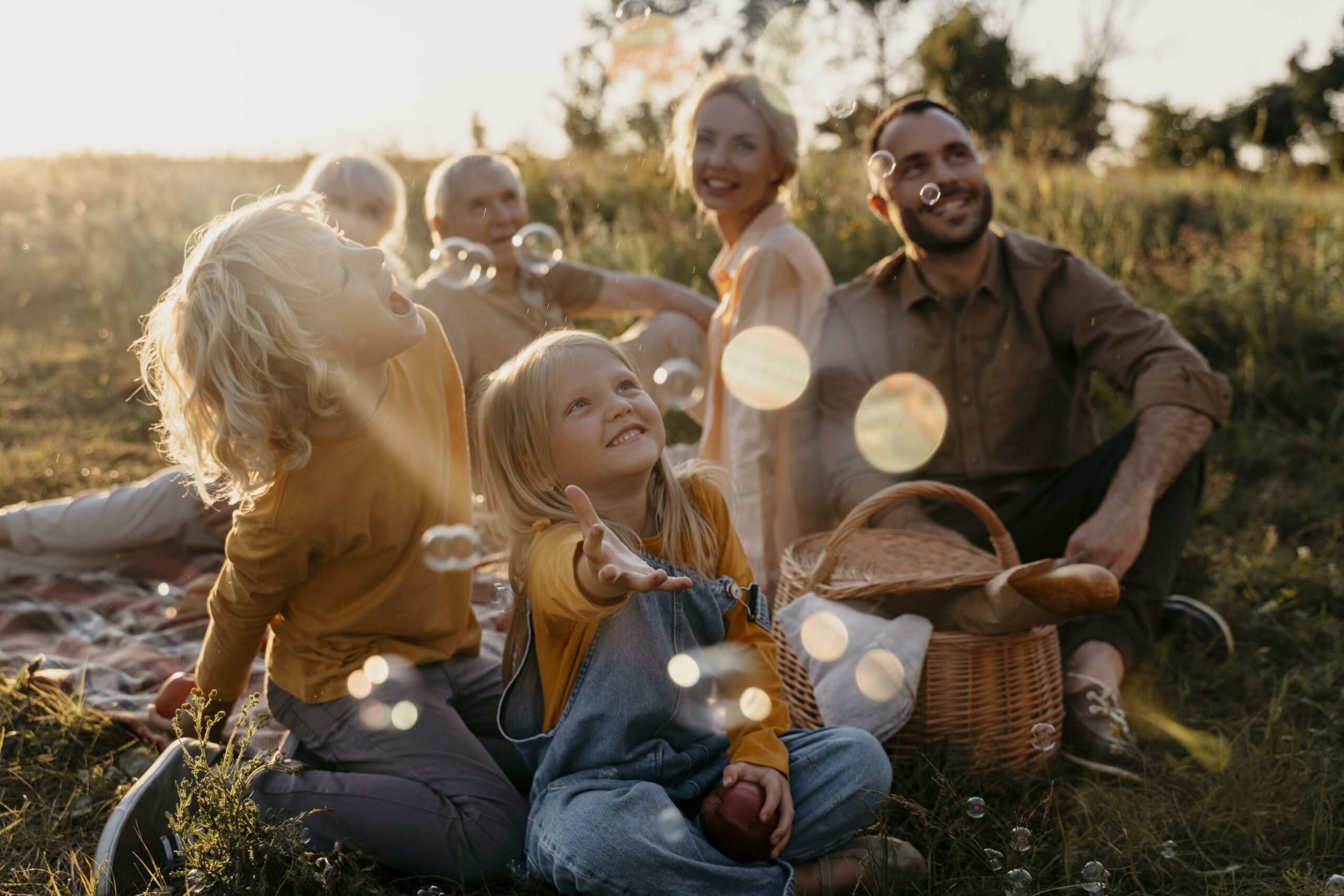 famille heureuse - illustration sur l'épuisement parental Parents et enfants épanouis